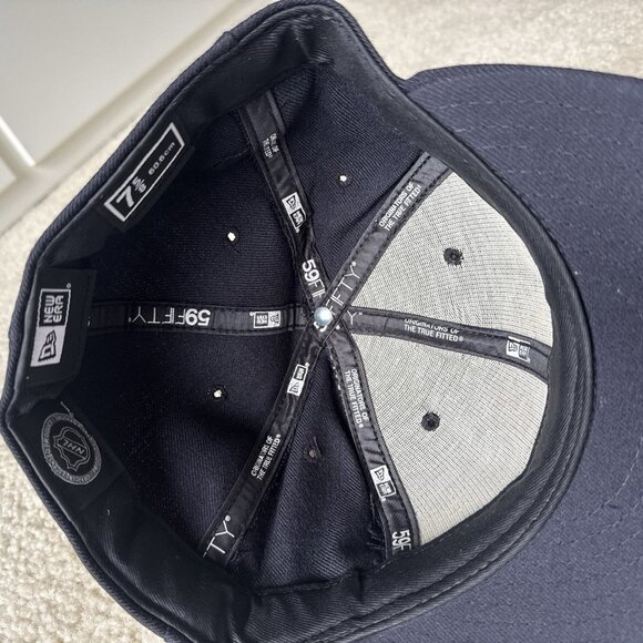 New Era Blackhawks NHL 7 5/8 Rare Navy Red Vintage Hat - Picture 7 of 8